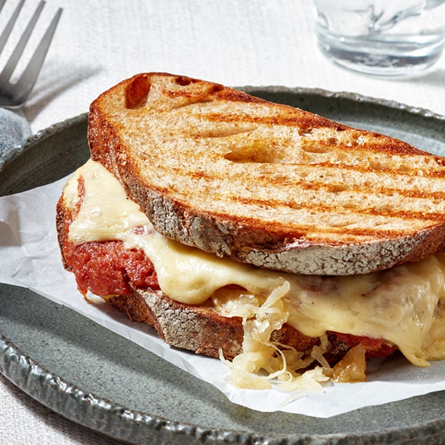 Reuben Sandwich met corned beef, zuurkool en romige kaas